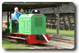 Foto van een vriendelijke man van Museum Werklust te Losser die U welkom wuift.